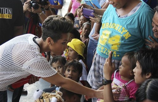 Alicia Keys : Singer Visits Typhoon Victims in The Philippines