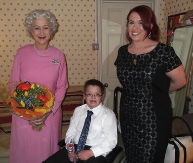 Helen Mirren plays queen for young boy : (PHOTO)