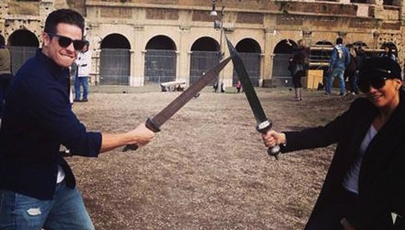 Jennifer lopez, casper smart : Sword-Fighting in Rome (PHOTO)