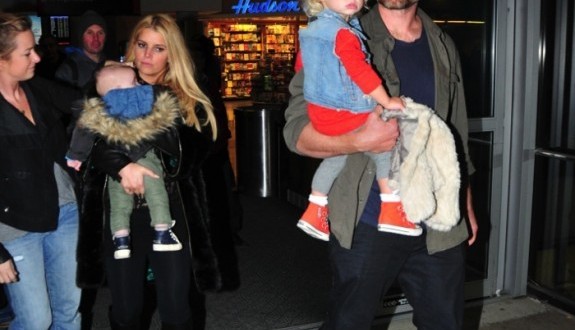 Jessica simpson : Singer Arrives in Boston With Her Family (PHOTO)