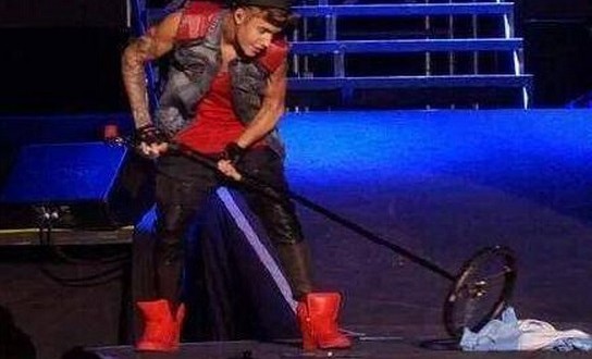 Justin Bieber kicks Argentine