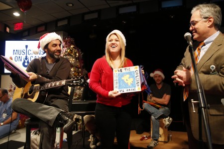 Kelly Clarkson visits children's hospital in Vanderbilt