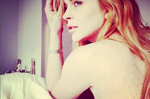 Lindsay Lohan Poses Nude