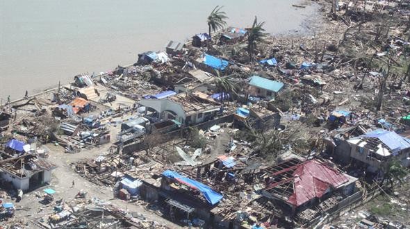 Philippine typhoon : Three Canadian choppers, water system en route