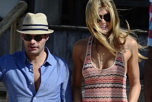 Ryan Seacrest in Uruguay : ‘American Idol’ host holidays with new girlfriend