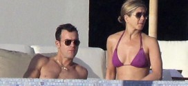 Actress Jennifer Aniston Rocks Bikini in Cabo With Justin Theroux