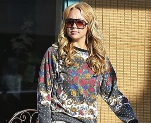 Amanda Bynes Steps Out With Long Blonde Locks