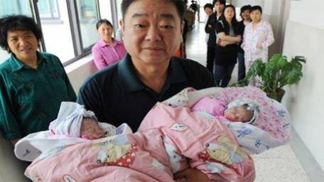 Chinese woman gives birth to twins at 60 (PHOTO)