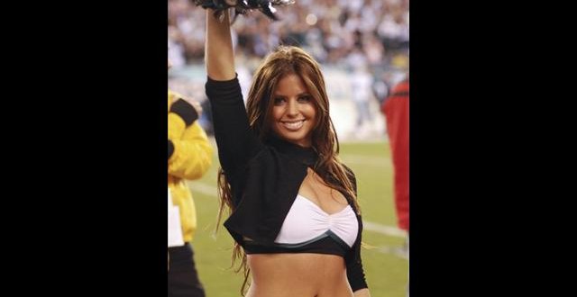 Eagles honor NFL cheerleader who served in Afghanistan