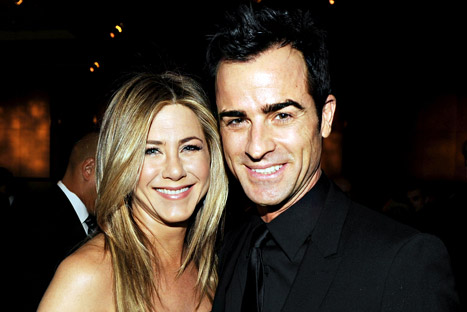 Jennifer aniston and Justin theroux : annual holiday and tree trimming party