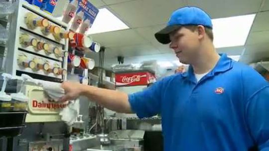 Joey Prusak : selflessly helps blind customer (VIDEO)