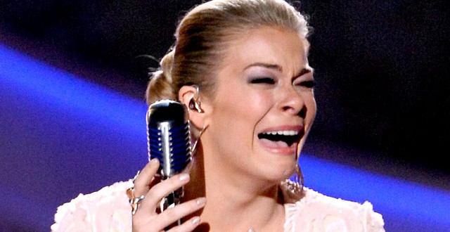 LeAnn Rimes Tears Up During Patsy Cline Tribute Performance