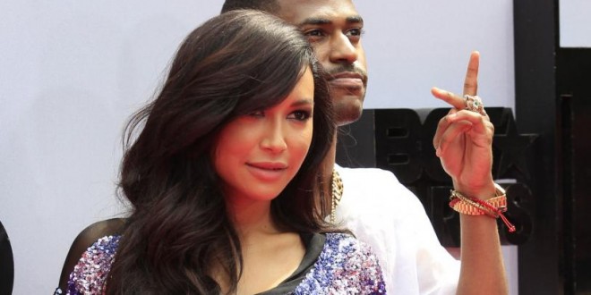 Glee star Naya Rivera receives diamond necklace from Big Sean