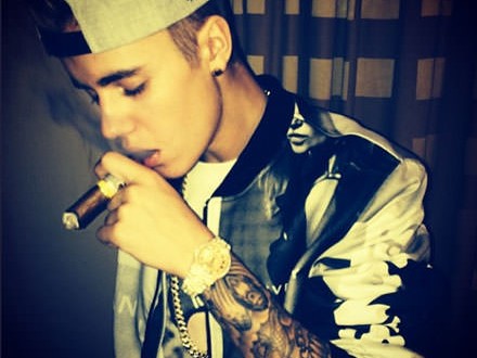 Pop star Justin Bieber Smokes Cuban Cigar (Photo)