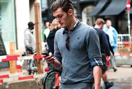 Texting while walking dangerous : study confirms