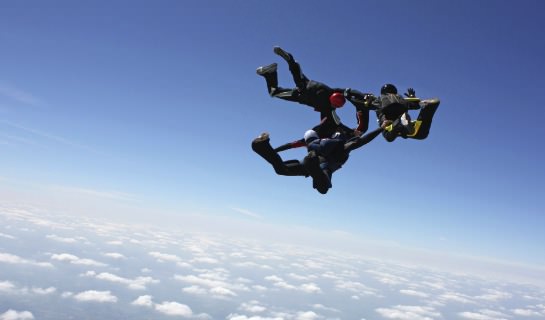 Unconscious skydiver rescued (Video)