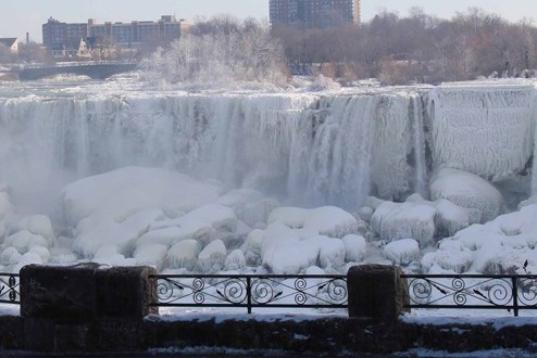 Niagara Falls frozen in time amid Arctic chill (VIDEO)