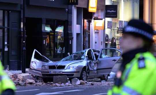 Building collapse in London : Falling masonry kills cab driver in storms