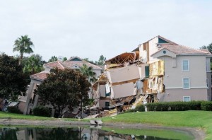 Sinkhole rescues : Disney World-area resort villa falls into sinkhole