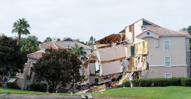 Sinkhole rescues : Disney World-area resort villa falls into sinkhole