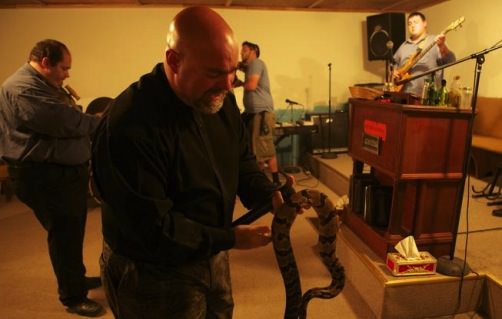 Snake Salvation star Jamie Coots dies from bite (Video)