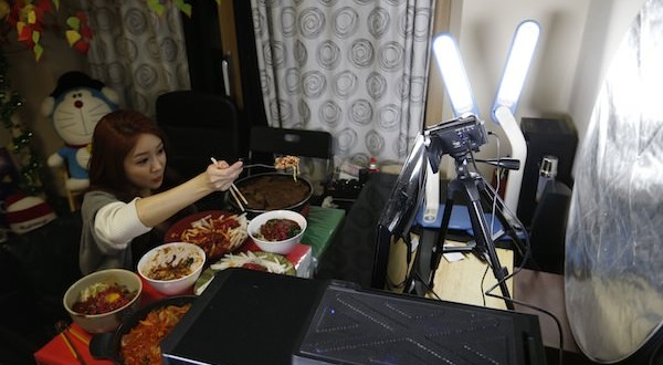 Woman earns $9000 a month eating in front of webcam (Video)