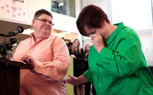 Appeals court halts gay marriages in Michigan