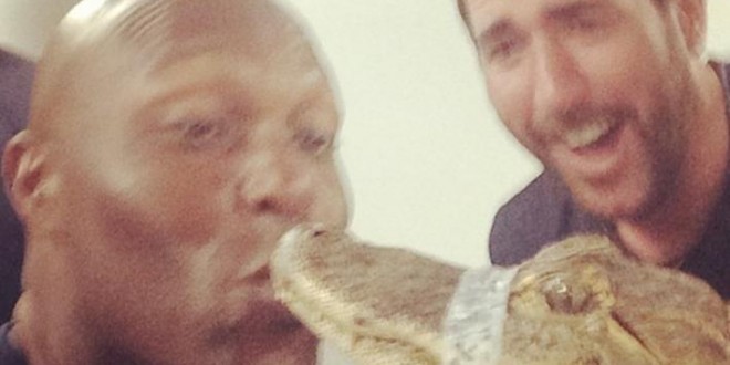 Torii Hunter kisses an alligator On The Lips (Photo)