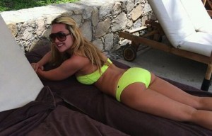 Amanda Bynes tweets bikini photos in Cabo San Lucas