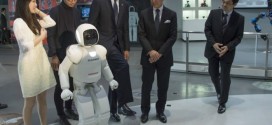 Asimo Humanoid Robot Challenges Obama in Soccer