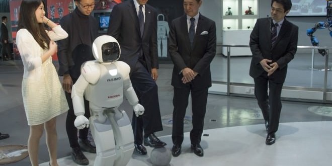 Asimo Humanoid Robot Challenges Obama in Soccer