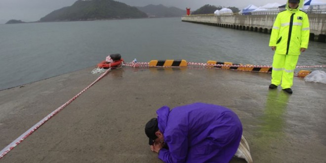 Bad Weather Slows Search For South Korea Ferry Dead