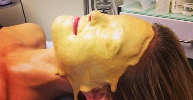 Bar Refaeli : Supermodel Gets a Liquid Gold Facial (Photo)