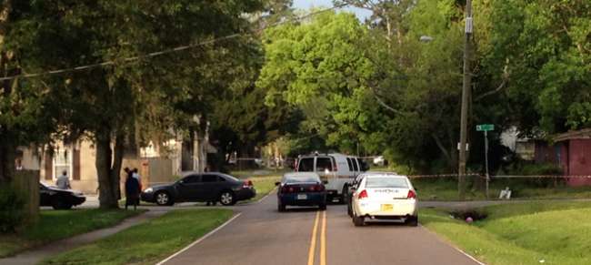 North Side : Students headed to school find body