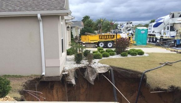 Sinkhole in Florida, undermines two homes
