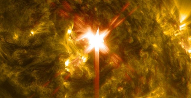 X1 Solar Flare Erupts from the Sun (Video)