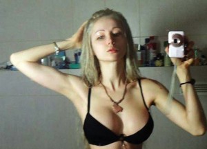 “Human Barbie” Valeria Lukyanova takes no makeup selfies
