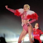 Miley Cyrus : Singer Postpones Entire US Tour