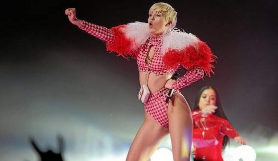 Miley Cyrus : Singer Postpones Entire US Tour