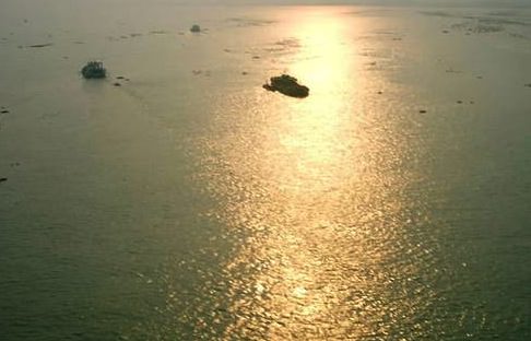 Bangladesh : 7 killed, hundreds missing in Bangla ferry capsize