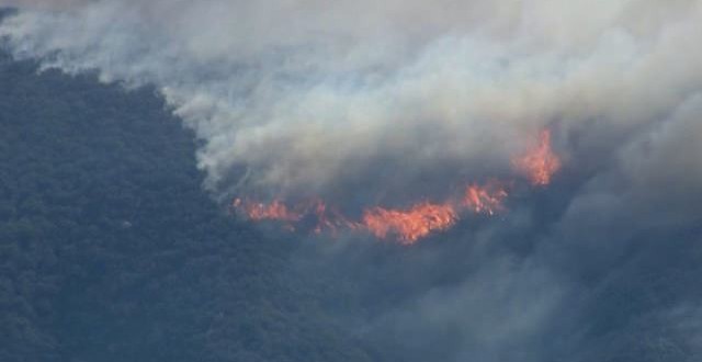 California wildfire threatens homes (Video)