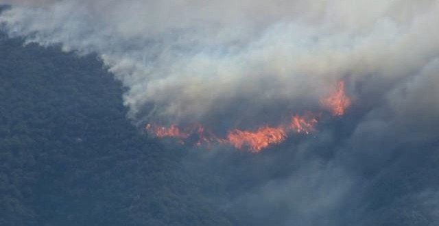 California wildfire threatens homes