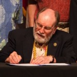 Hawaii Gov. Abercrombie signs bill raising minimum wage over 4 years
