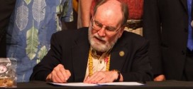 Hawaii Gov. Abercrombie signs bill raising minimum wage over 4 years