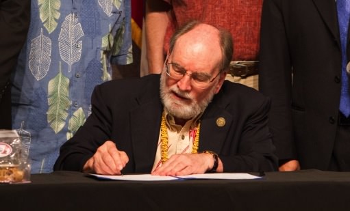 Hawaii Gov. Abercrombie signs bill raising minimum wage over 4 years