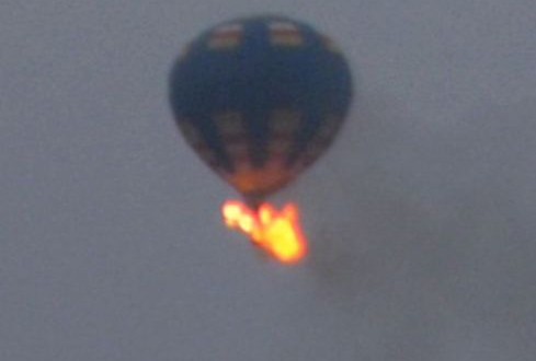 Hot air balloon crashes after catching fire (Video)