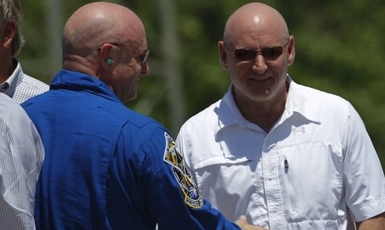 NASA : Twin astronauts volunteer for space-effects study