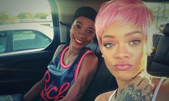 Rihanna : Singer Goes 'Nicki' with Pink Wig