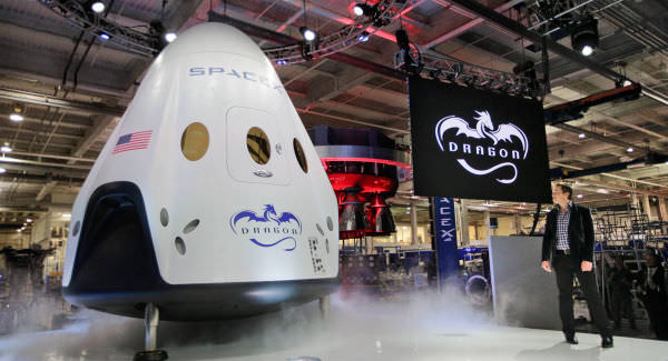 SpaceX unveils manned space capsule (Video)