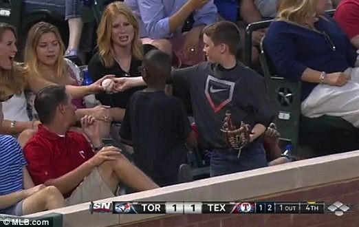 Young MLB fan's smooth move